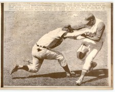 Oakland A's Jack Aker & Detroit Tigers Jim Northrup Brawl 1968 Press Photo picture