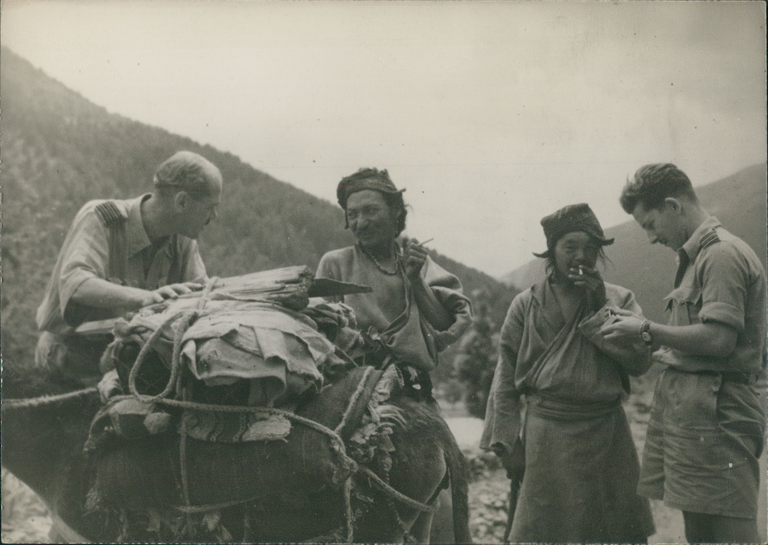 War 39/45, English soldiers in Tibet, moment of relaxation with locals