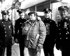 JOHN BELUSHI WITH NYPD OFFICERS IN NEW YORK CITY - 8X10 PUBLICITY PHOTO (WW224) picture