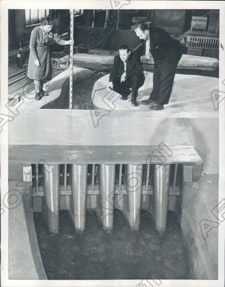 1960 Moscow Russia Engineers Study Model Of Aswan Dam In Lab Press Photo