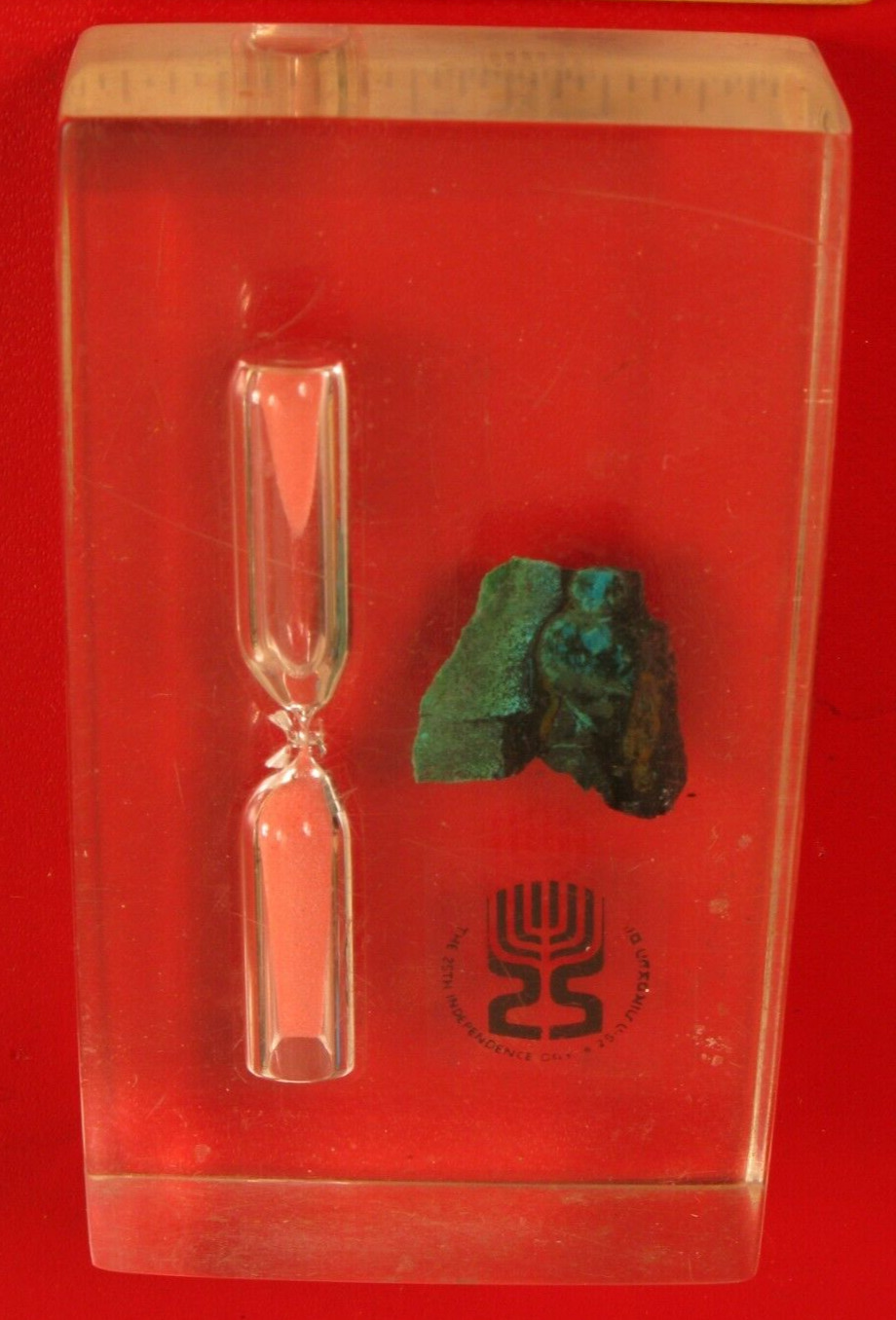 VINTAGE JEWISH HOUR GLASS MARKING 25TH INDEPENDENCE DAY ANNIVERSARY IN LUCITE 