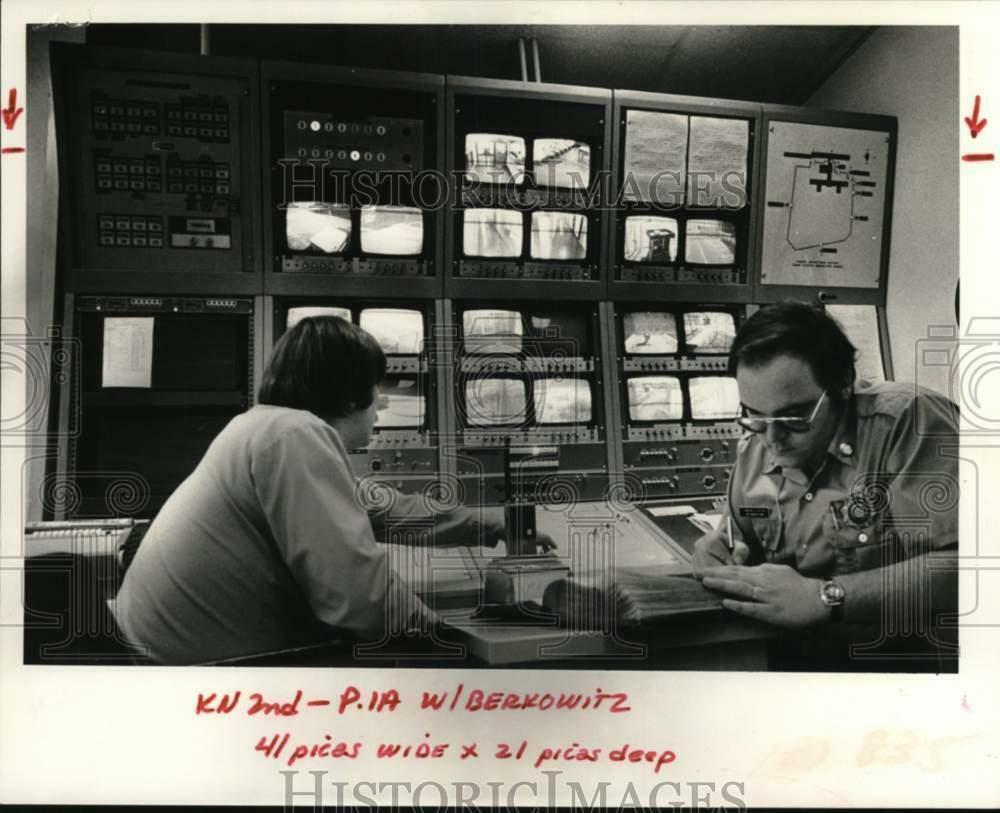 1978 Press Photo Officers in control room at Central New York Psychiatric Center