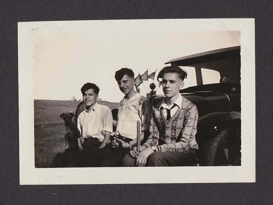 DOG w/3 YOUNG GUYS PATRIOTIC OLD CAR w/FLAGS OLD/VINTAGE PHOTO SNAPSHOT- T291