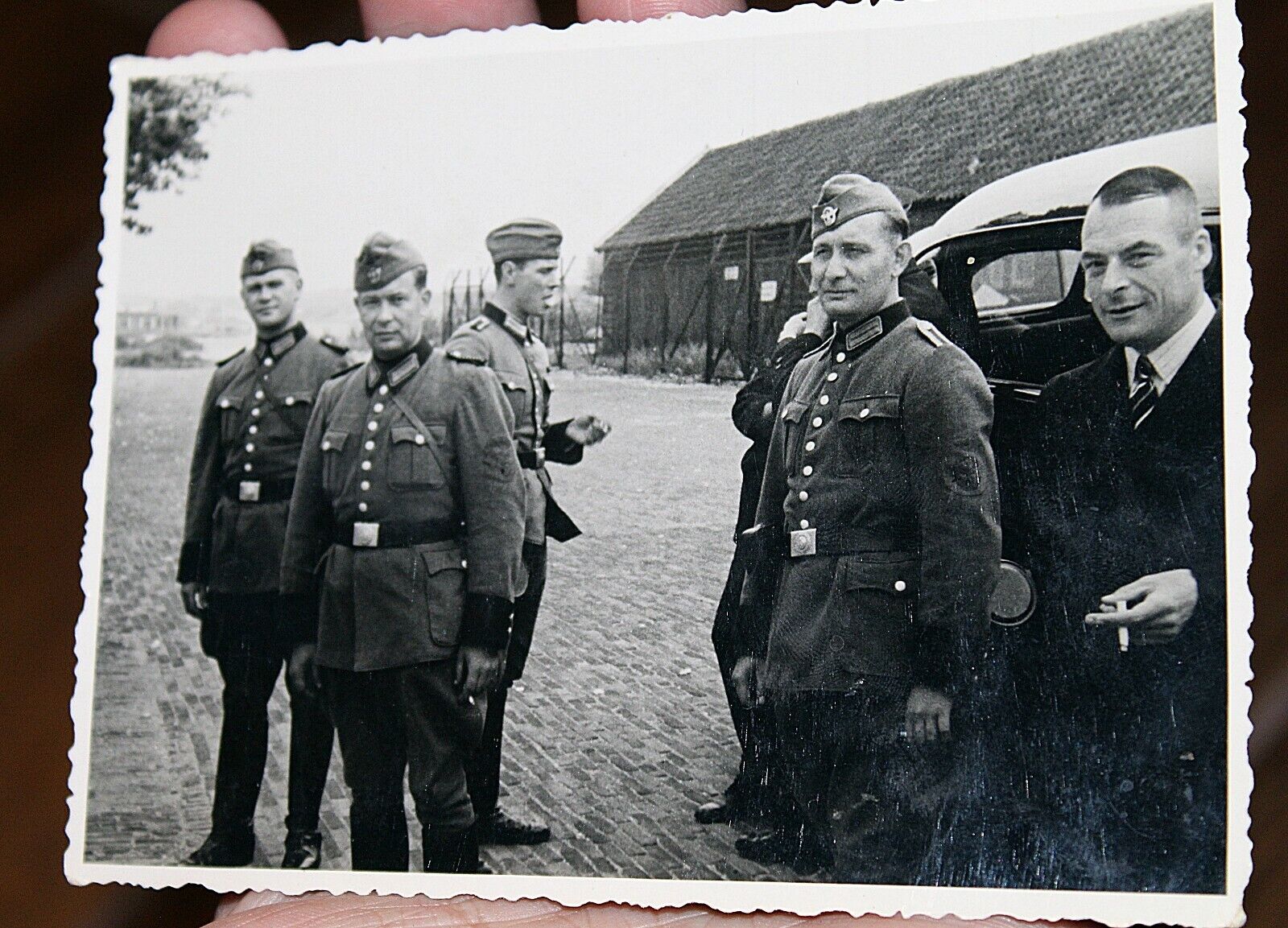 RARE ORIG. GERMAN WWII WW2 PHOTO POLIZEI SOLDIERS AT CAMP WITH SOME BIG SHOT 