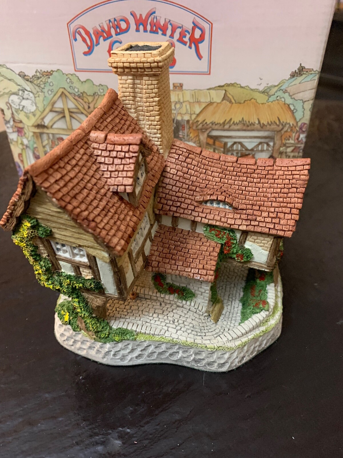 David Winter Tom Fools Cottage Collector Piece #9 1991 Handmade British cottage David Winter Tom Fools Cottage Collector Piece #9 1991 Handmade British cottage