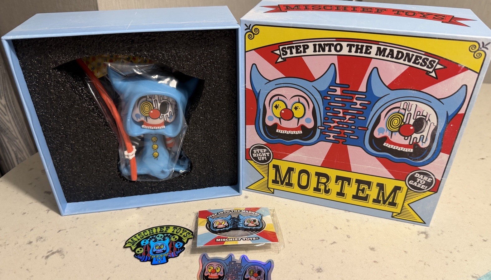 Mischief Toys NYCC Melting Clown Mortem Figure LE95 & Pin LE50 Bundle Mischief Toys NYCC Melting Clown Mortem Figure LE95 & Pin LE50 Bundle