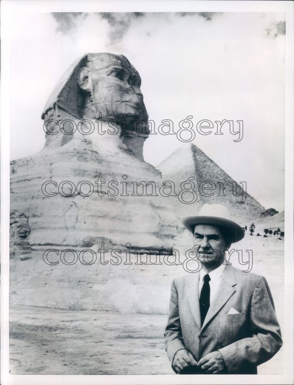 1955 Press Photo Travelogue Producer Lowell Thomas Pyramid of Cheops Sphinx