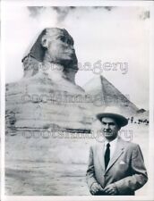 1955 Press Photo Travelogue Producer Lowell Thomas Pyramid of Cheops Sphinx picture