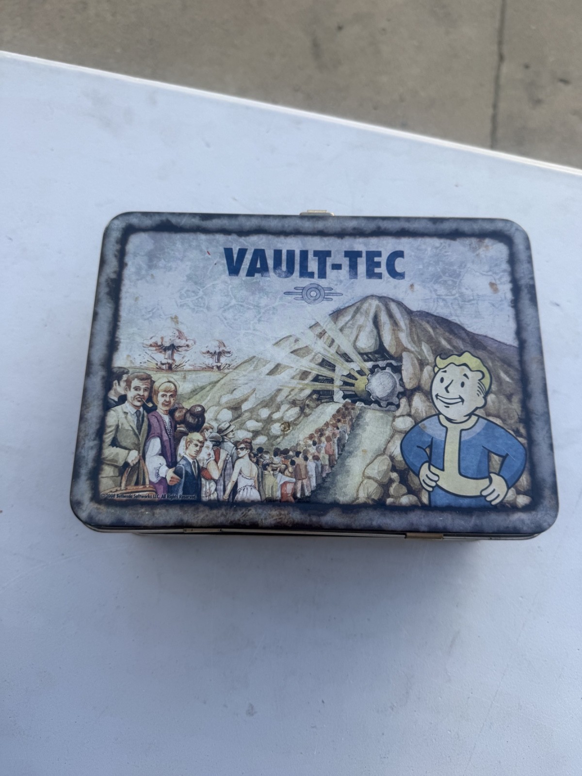 Fallout 4 Vault-Tec Weathered Tin Tote Prop Replica Metal Lunchbox z23 Fallout 4 Vault-Tec Weathered Tin Tote Prop Replica Metal Lunchbox z23
