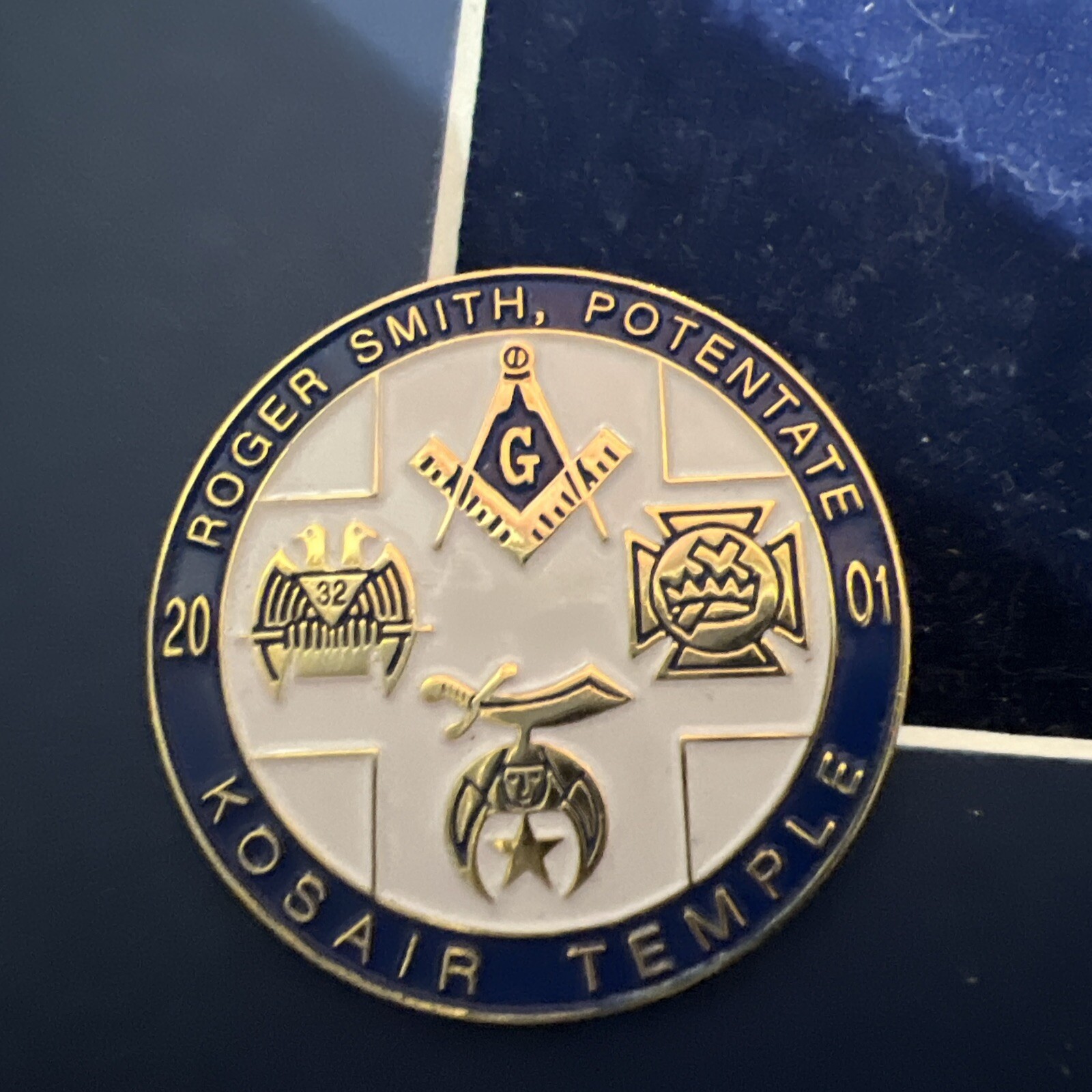 Kosair Temple Round Pinback Roger Smith  Potentate/Blue Gold White Ename
